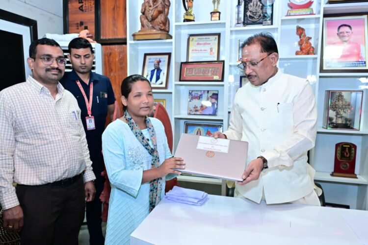 दृष्टिबाधा नहीं बनी बाधा, जयमंती के सपनों को मिली डिजिटल उड़ान, मुख्यमंत्री साय ने दृष्टिबाधित छात्रा जयमंती खेस को भेंट किया लैपटॉप