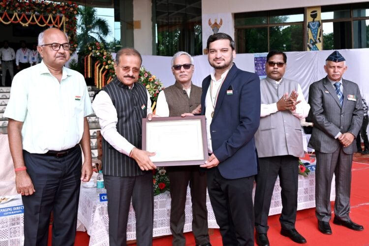 चेयरमेन सुबोध कुमार सिंह ने आंधी-बारिश में बिजली बहाल करने वाले कर्मियों को किया पुरस्कृत