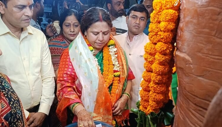 महिला मोर्चा की नवनियुक्त राष्ट्रीय अध्यक्ष रूपकुमारी चौधरी और सोशल मीडिया के नवनियुक्त राष्ट्रीय संयोजक दीपक म्हस्के ने भाजपा प्रदेश कार्यालय पहुँच पितृ पुरुषों की प्रतिमाओं पर माल्यार्पण कर नमन किया