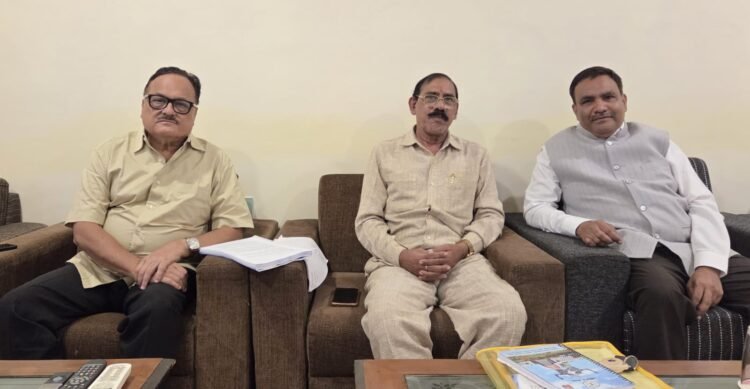 वक्फ बोर्ड अध्यक्ष डॉ. सलीम राज ने यूसीसी समिति सदस्यों से की सौजन्य मुलाकात, सरल भाषा में पुस्तक प्रकाशित करने का दिया सुझाव