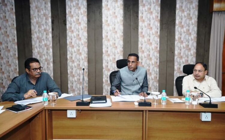 लोक निर्माण विभाग के सचिव ने अधिकारियों और ठेकेदारों की बैठक लेकर कार्यों की प्रगति की समीक्षा की