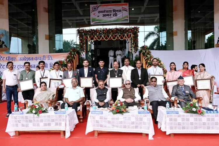 उत्कृष्ट कार्यों के लिए ट्रांसमिशन कंपनी के आठ अधिकारी-कर्मचारी सम्मानित