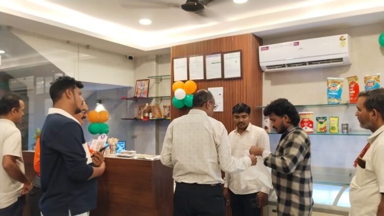 रायपुर में सफाई को लेकर नगर निगम की बड़ी कार्रवाई: 52 दुकानों-होटलों पर ₹54,750 का जुर्माना