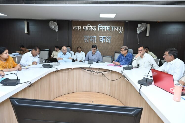 नगर निगम की साप्ताहिक टीएल बैठक में आयुक्त के सख्त निर्देश, अवैध प्लाटिंग-निर्माण पर कार्रवाई और राजस्व वसूली तेज करने कहा