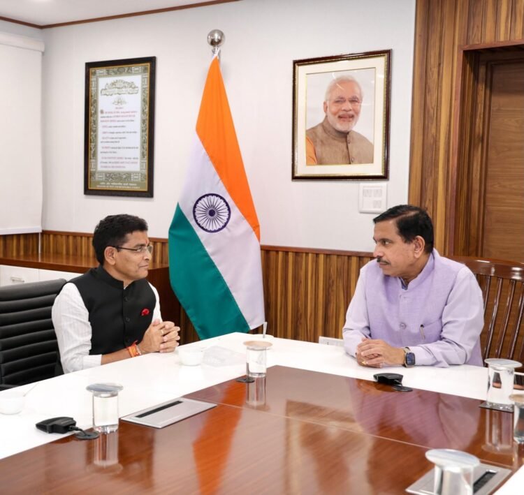 बलौदाबाजार में खुलेगा केंद्रीय विद्यालय? मंत्री टंक राम वर्मा ने प्रह्लाद जोशी से की मुलाकात, जल्द निर्णय का आश्वासन