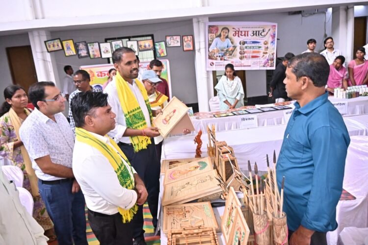 जनजातीय कारीगरों के हुनर को मिलेगा व्यापक बाजार, 20 कलाकारों एवं कारीगरों ने लगाए स्टॉल