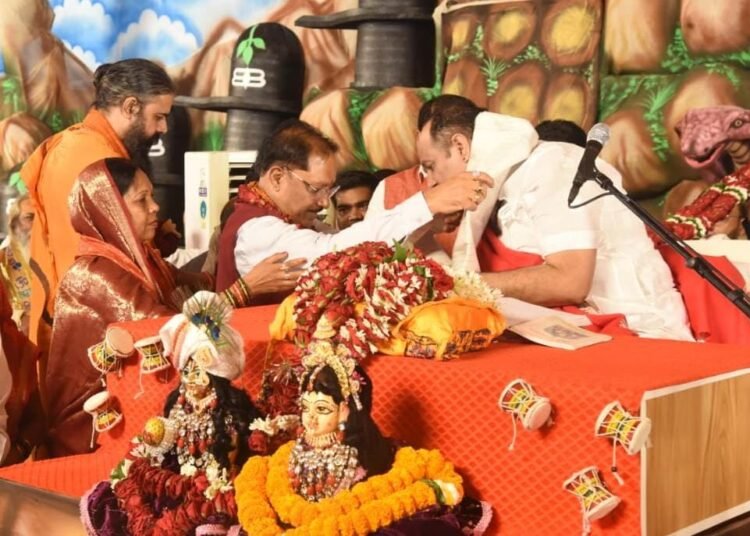 मुख्यमंत्री साय सपत्नीक शिव महापुराण कथा में हुए शामिल, व्यासपीठ की पूजा-अर्चना कर प्रदेशवासियों के कल्याण की कामना की