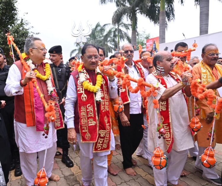 मुख्यमंत्री देव साय ने भगवान शिव का रुद्राभिषेक कर प्रदेशवासियों के सुख-समृद्धि और खुशहाली की कामना की