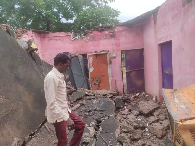 खैरागढ़ में जर्जर पंचायत भवन भरभराकर गिरा, बाल-बाल बचे सरपंच और सचिव; मलबे में दबे सरकारी रिकॉर्ड