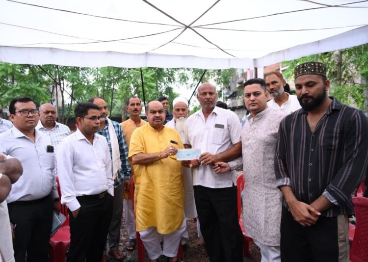 मुआवजे की राशि पर फोटो खिंचाकर वाहवाही नहीं, परिवार के साथ खड़े होने की जरूरत थी