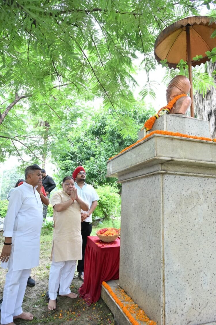 पूर्व महापौर बलवीर सिंह जुनेजा की पुण्यतिथि पर सुनील सोनी ने दी श्रद्धांजलि, कहा- सहज स्वभाव के जनप्रतिनिधि थे जुनेजा