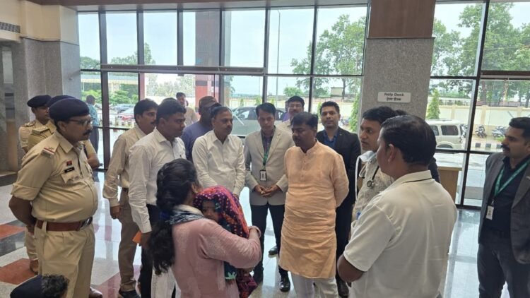 घायल जवानों से मिले वन मंत्री केदार कश्यप, कहा—सभी जवान कुशल, बेहतर उपचार के दिए निर्देश