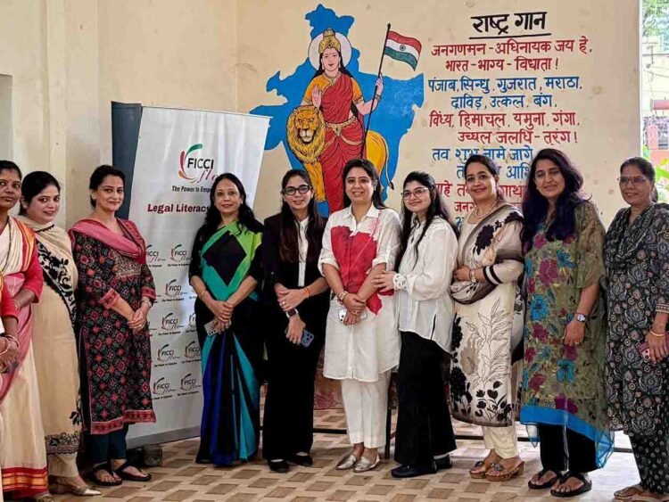 फिक्की फ्लो समिति ने पुरैना शासकीय स्कूल की छात्राओं को पोक्सो एवं साइबर सुरक्षा के प्रति किया जागरूक