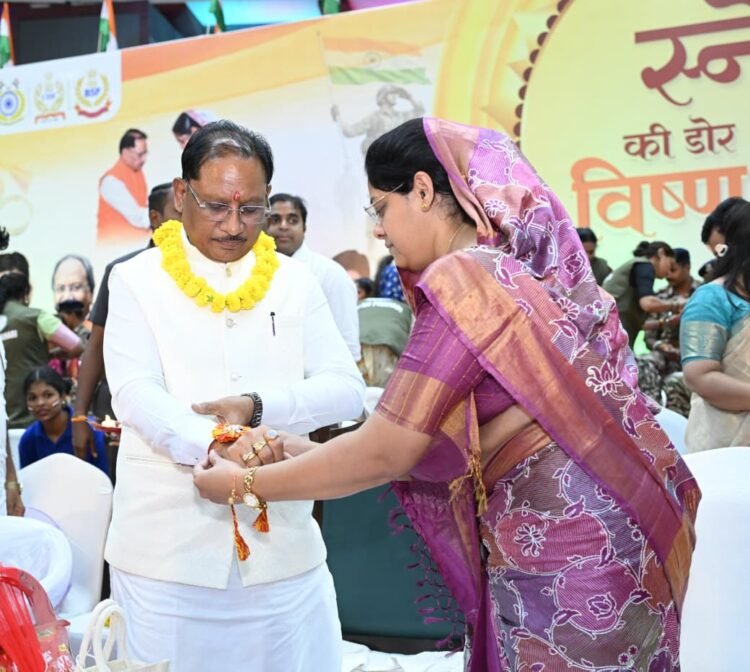 शहीद उपनिरीक्षक युगल किशोर वर्मा की धर्मपत्नी माधुरी वर्मा ने मुख्यमंत्री की कलाई पर बांधी राखी, भावुक हुए मुख्यमंत्री साय
