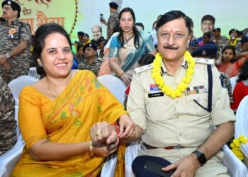 ‘स्नेह की डोर विष्णु भैया मोर’ आयोजन में गूंजा भाई-बहन के स्नेह का संदेश, महापौर मीनल चौबे ने पुलिस कमिश्नर को बांधी राखी