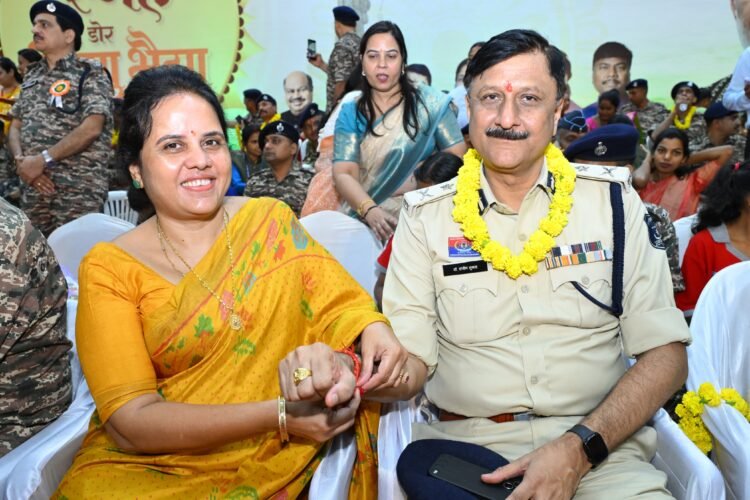 ‘स्नेह की डोर विष्णु भैया मोर’ आयोजन में गूंजा भाई-बहन के स्नेह का संदेश, महापौर मीनल चौबे ने पुलिस कमिश्नर को बांधी राखी
