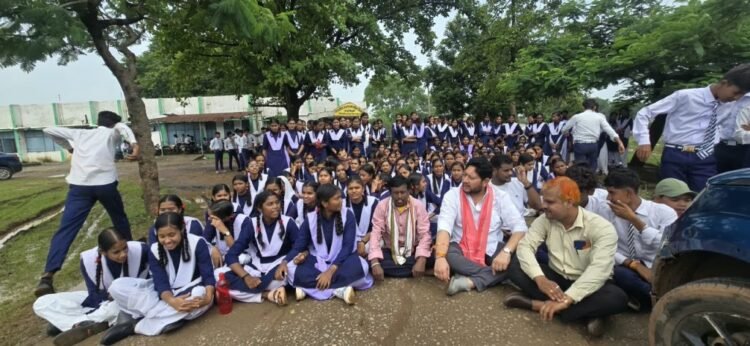 शिक्षक नहीं मिला तो छात्रों ने जड़ा स्कूल में ताला, जिला पंचायत सदस्य भी धरने पर बैठे