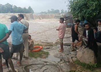 देवपहरी जलप्रपात में फंसे 3 युवक 15 घंटे बाद सुरक्षित रेस्क्यू, टापू पर बिताई रात