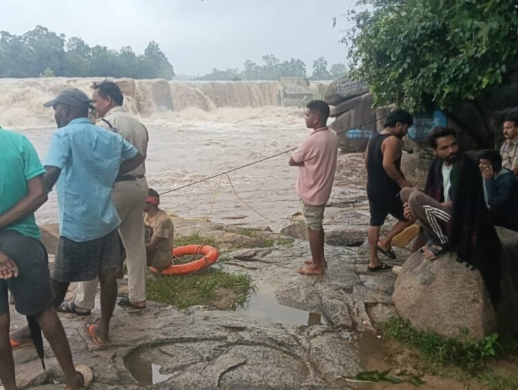 देवपहरी जलप्रपात में फंसे 3 युवक 15 घंटे बाद सुरक्षित रेस्क्यू, टापू पर बिताई रात