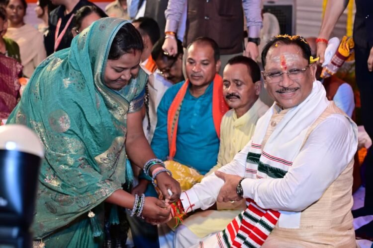 पंडरीपानी में बहनों ने CM साय को बांधी राखी, मुख्यमंत्री ने ₹64 लाख के विकास कार्यों की दी सौगात