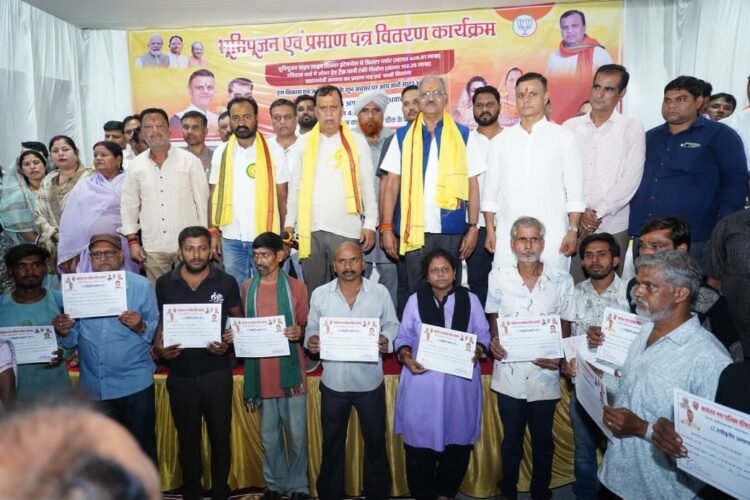 भाटापारा को सांसद बृजमोहन अग्रवाल ने दी ₹5.61 करोड़ के विकास कार्यों की सौगात: पानी टंकी व पाइपलाइन विस्तार का भूमिपूजन, पीएम आवास हितग्राहियों को सौंपी चाबियां