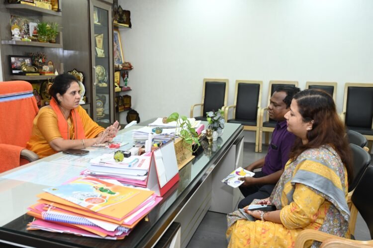 जयस्तंभ चौक पर बिना अनुमति लगा गेट-तोरण, महापौर मीनल चौबे ने अधिकारियों को लगाई फटकार