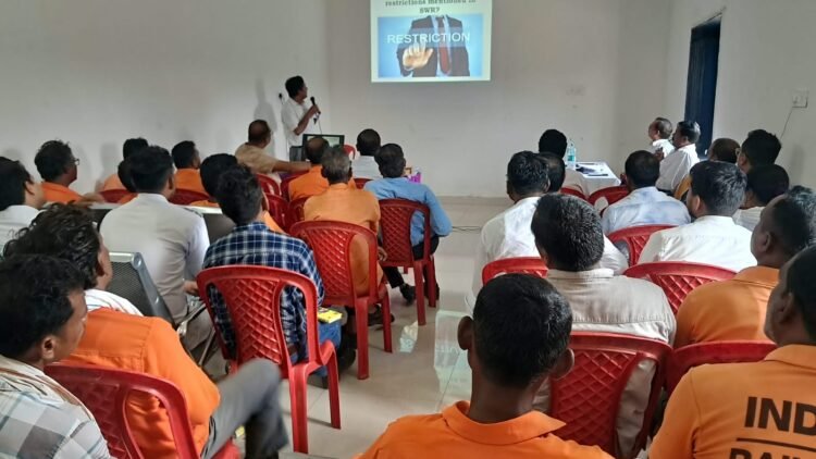 दक्षिण पूर्व मध्य रेलवे रायपुर रेल मंडल में ट्रेनों के सुरक्षित परिचालन को लेकर तिल्दा-नेवरा स्टेशन में संरक्षा सेमिनार का आयोजन किया गया