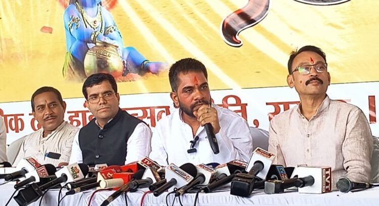 गुढ़ियारी में 15 लाख की दही हांडी के लिए मचेगी होड़, बी प्राक और लखबीर सिंह लक्खा बिखेरेंगे जलवा, भगवान श्रीकृष्ण की भक्ति में लीन होगा रायपुर
