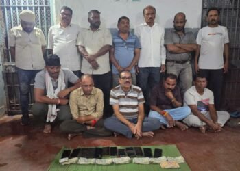 भिलाई में जुए के फड़ पर पुलिस की दबिश, 12 जुआरी गिरफ्तार; 3.16 लाख रुपए और 12 मोबाइल जब्त