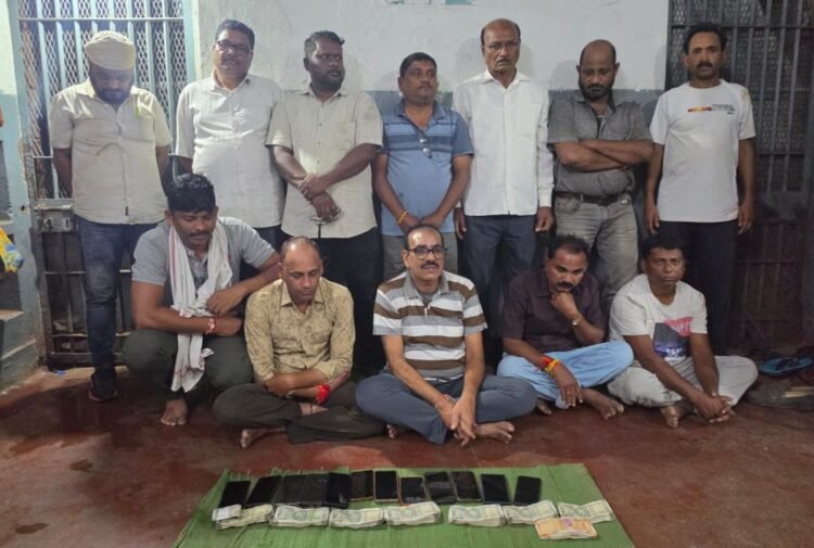 भिलाई में जुए के फड़ पर पुलिस की दबिश, 12 जुआरी गिरफ्तार; 3.16 लाख रुपए और 12 मोबाइल जब्त