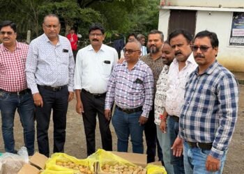 बारिश में गौवंश की सुरक्षा को लेकर निगम सक्रिय, फुंडहर गौधाम में 200 किलो गुड़ खिलाकर की सेवा
