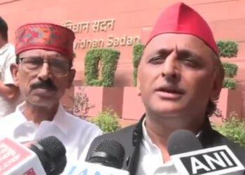 संसद के बाहर अखिलेश यादव का प्रदर्शन, FCRA बिल और परिसीमन को लेकर केंद्र पर साधा निशाना