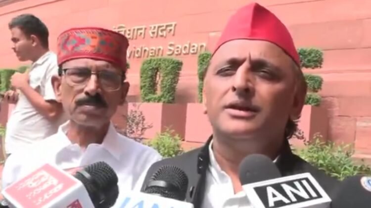 संसद के बाहर अखिलेश यादव का प्रदर्शन, FCRA बिल और परिसीमन को लेकर केंद्र पर साधा निशाना