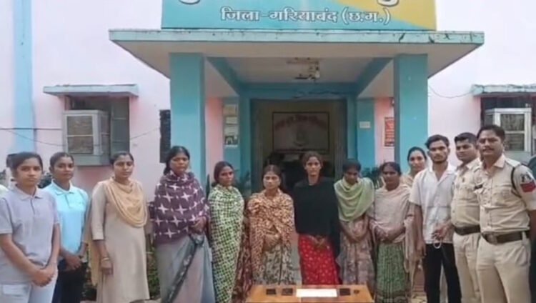 जतमई धाम में महिला चोर गैंग का आतंक: नागपुर की 7 महिलाएं गिरफ्तार, 3 लाख की चेन चोरी का खुलासा
