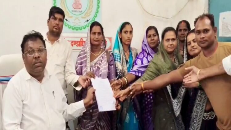 सरपंच के खिलाफ पंचों ने खोला मोर्चा, भ्रष्टाचार और दबंगई के आरोप; SDM को सौंपा अविश्वास प्रस्ताव