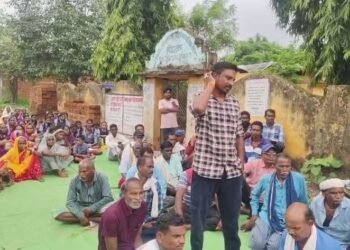 बालोद में स्कूल भवन की मांग को लेकर पालकों ने की तालाबंदी, गेट के सामने पढ़ाई करने को मजबूर हुए बच्चे