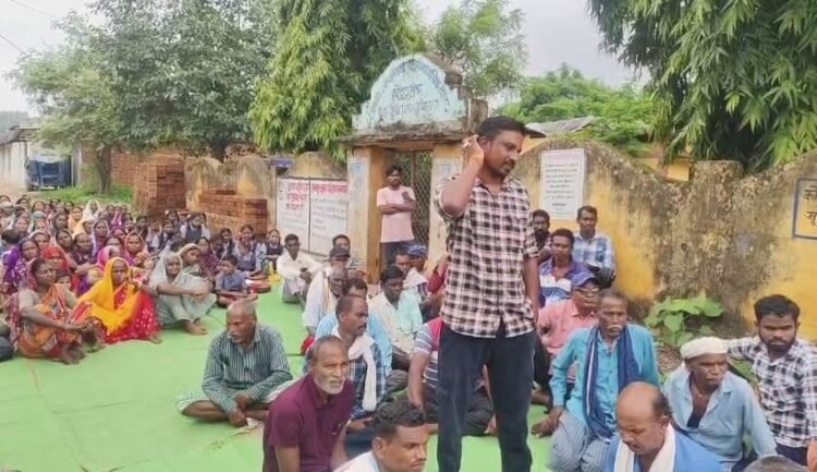 बालोद में स्कूल भवन की मांग को लेकर पालकों ने की तालाबंदी, गेट के सामने पढ़ाई करने को मजबूर हुए बच्चे