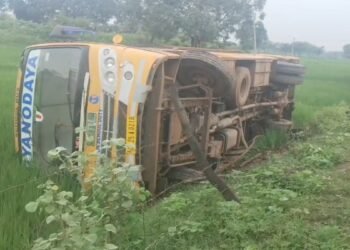बेमेतरा में बड़ा हादसा: बच्चों से भरी स्कूल बस खेत में पलटी, कई छात्र घायल