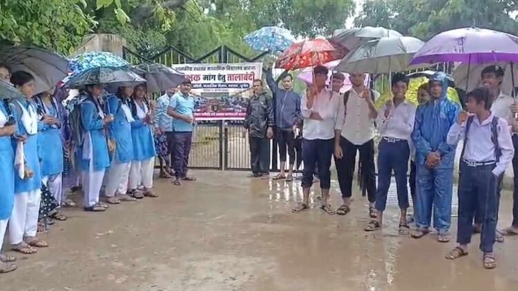 शिक्षकों की कमी और स्कूल मर्ज करने के विरोध में फूटा गुस्सा, धमतरी-बालोद में पालकों ने जड़ा ताला