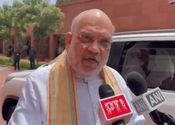 संसद में गतिरोध जारी: अमित शाह बोले- सरकार चर्चा को तैयार, राहुल गांधी ने पूछा- छात्रों पर गोली किसने चलवाई?