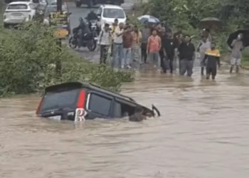 कोरबा में भारी बारिश का कहर, उफनते दादर नाला में डूबी स्कॉर्पियो