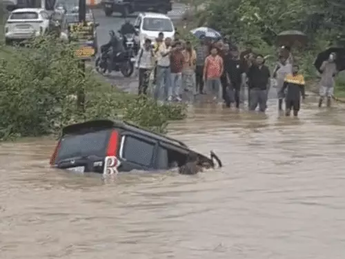 कोरबा में भारी बारिश का कहर, उफनते दादर नाला में डूबी स्कॉर्पियो