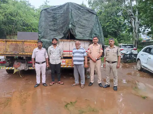 रायपुर में 10 पशुओं को अमानवीय तरीके से ले जाते 2 आरोपी गिरफ्तार, वाहन से 5 गाय और 5 बछड़े बरामद