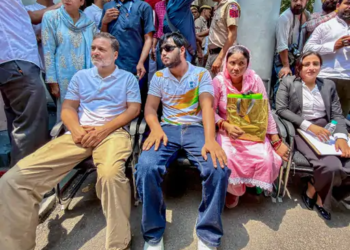 पैलेट गन मामले में FIR की मांग, राहुल गांधी घायल छात्र साहिल को लेकर थाने पहुंचे; बाहर धरने पर बैठे