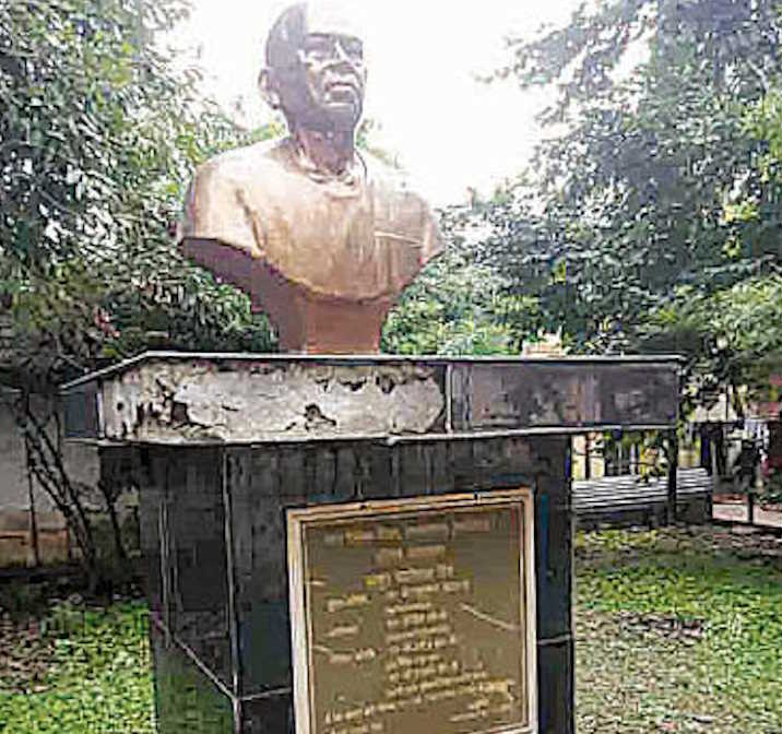 राजनांदगांव में महापुरुषों की प्रतिमाएं बदहाल, कहीं टूटी तो कहीं धूल से ढकी; रखरखाव पर उठे सवाल