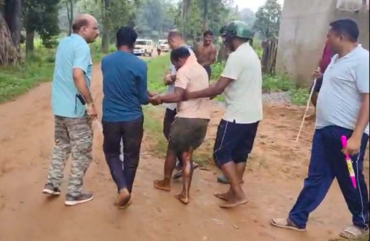 गरियाबंद में पड़ोसी की कुल्हाड़ी से हत्या, आरोपी 7 घंटे घर में रहा कैद; मिर्ची का धुआं छोड़कर पुलिस ने दबोचा