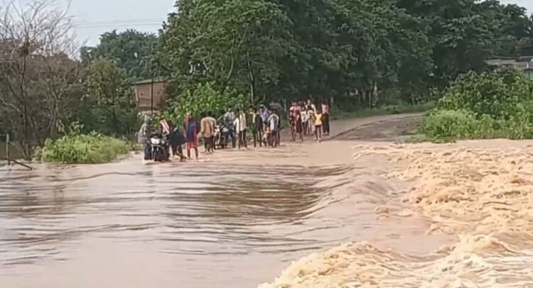 बस्तर में भारी बारिश से इंद्रावती उफान पर, खतरे के निशान से ऊपर पहुंचा जलस्तर; कई गांवों का संपर्क टूटा