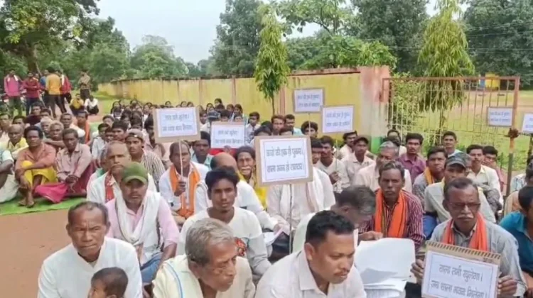 गरियाबंद में स्कूल भवन की कमी से नाराज ग्रामीणों ने जड़ा ताला, BEO-तहसीलदार मौके पर पहुंचे