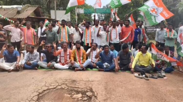 बदहाल NH-30 को लेकर कांग्रेस का हल्लाबोल, कामानार नाका पर हाईवे जाम कर किया प्रदर्शन