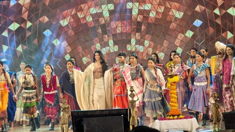 हथकरघा दिवस पर बदली पहचान, पूर्व नक्सली महिलाओं ने रैंप पर बिखेरा आत्मविश्वास
